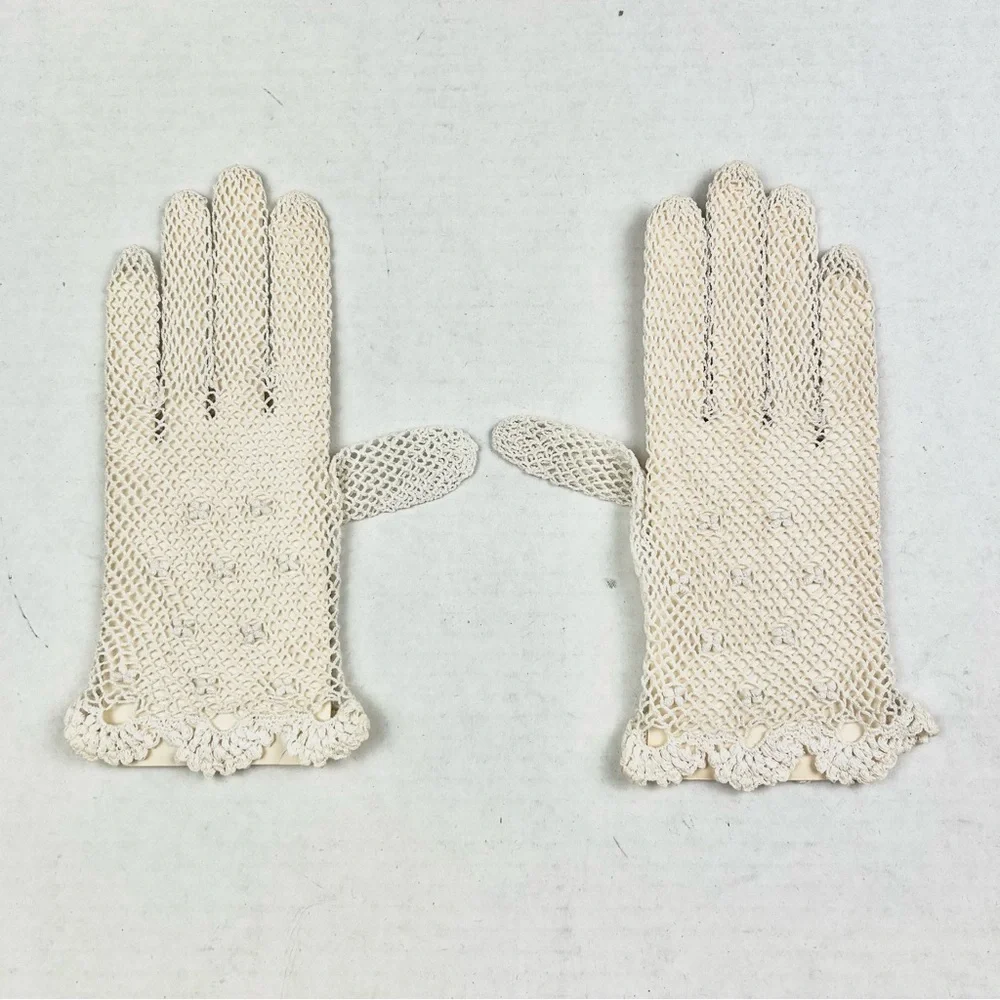 Hand-Knit Macramé Ivory Short Gloves